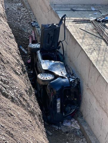 Yol genişletme çalışması yapılan alana uçan otomobildeki 3 kişi öldü