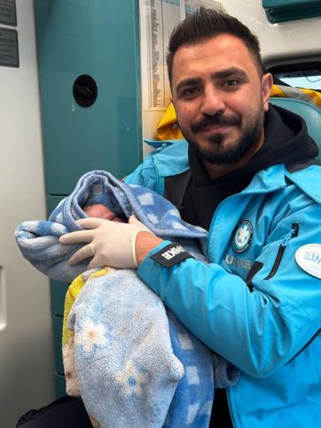 Ambulansta doğan bebeğe sağlık personelinin adı verildi