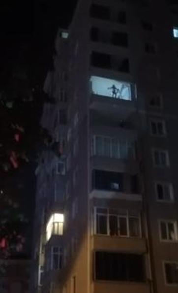 Beylikdüzü’nde balkon duvarına çıkıp dans eden kadın mahalleyi ayağa kaldırdı
