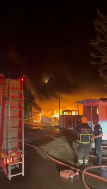 Diyarbakırdaki yangında 3 dükkan ile 22 traktör yandı