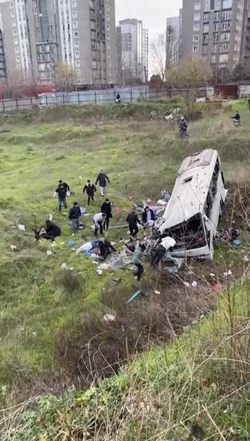 Esenyurtta işçi servisi şarampole yuvarlandı; 4 ölü 3ü ağır 7 yaralı