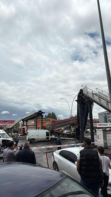 Damperi açık kalan kamyon üst geçide çarptı: 3 yaralı