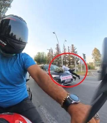 Bahşiş almak için metrelerce koşup, gelin arabasının kaputuna atladı