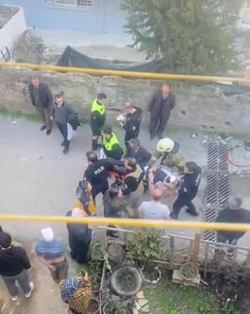 Merdivenlerden düşüp yan yatan araçta sıkışan yolcuyu itfaiye kurtardı; o anlar kamerada