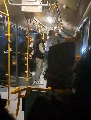 Otobüste, kadınların ‘yer kavgası’ kamerada