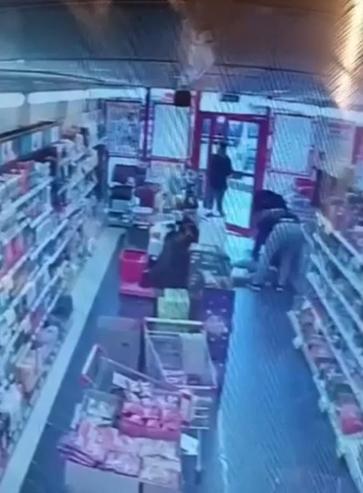 Jandarma personelinin, marketteki müşteriyi kalp masajıyla hayata bağladığı anlar kamerada