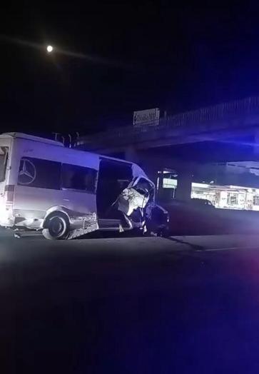 Servis minibüsü, çöp kamyonuna çarptı; 3 yaralı