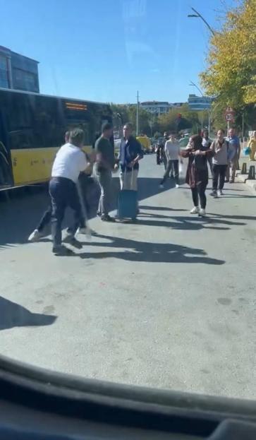 Sultangazide İETT şoförüyle yolcunun yumruklu kavgası kamerada