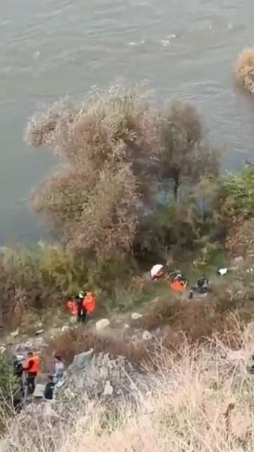 Su seviyesi yükselen nehirde mahsur kalan aile kurtarıldı