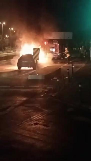 Maltepede seyir halindeki otomobil alev alev yandı