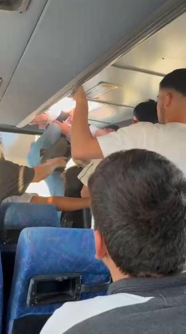 Halk otobüsünde, şoför ile yolcunun kavgası kamerada