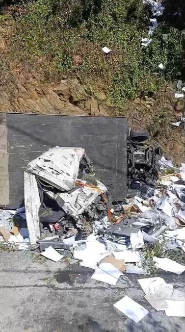 Sarıyerde şoförünün direksiyon hakimiyetini kaybettiği kamyon alt yola düştü