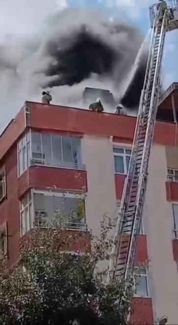 Bağcılarda binanın çatısında yangın