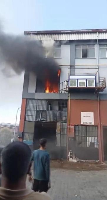 Başakşehirde iş yerinde çıkan yangın söndürüldü