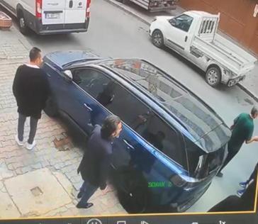 Gaziosmanpaşada otomobilin üzerine idrarını yaptı; sahibine saldırdı