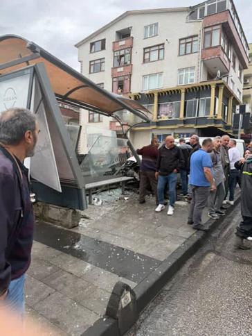 Hafif ticari aracın otobüs durağına çarptığı kaza kamerada