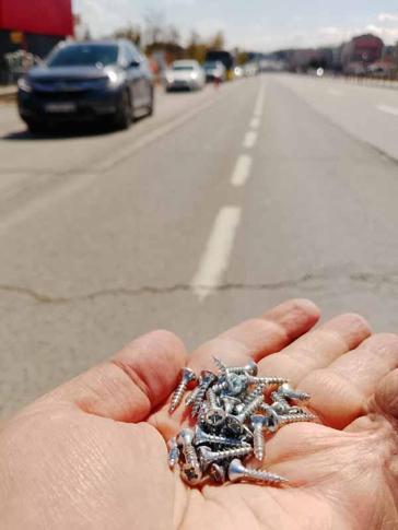 Silivride kamyonetten vidalar döküldü; araçların lastikleri patladı, yolda uzun kuyruklar oluştu