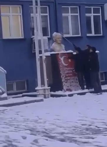 Karla kapanan Atatürk büstünü temizlediler