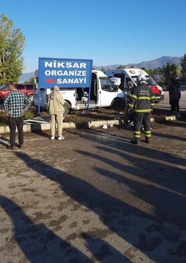 İşçi servis minibüsleri çarpıştı: 10 yaralı