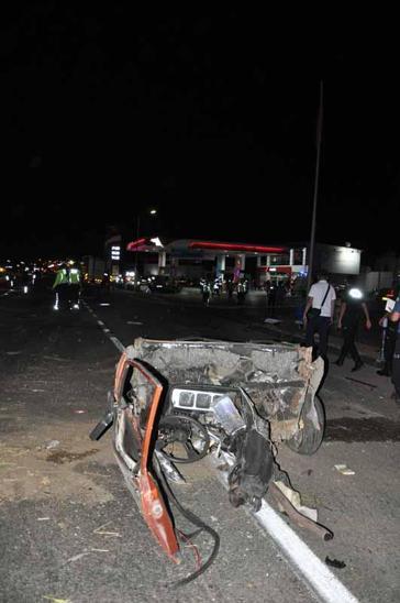 Manisa’da kamyonet ile çarpışan otomobil ikiye ayrıldı: 5 ölü, 6 yaralı