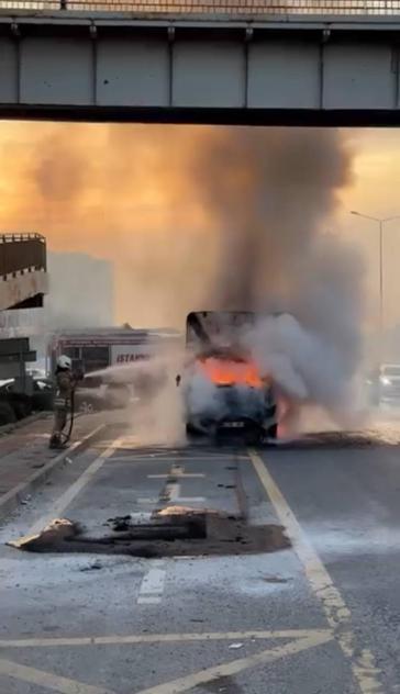 Büyükçekmecede alev alev yanan kamyonet metal yığınına döndü