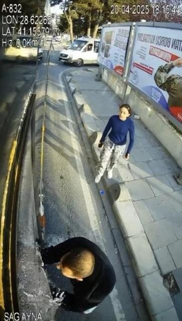 Arnavutköyde İETT otobüsüne saldırı anı kamerada