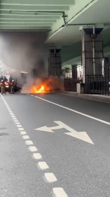 Şişlide seyir halindeki otomobil alev alev yandı