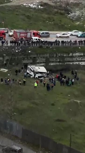 Esenyurtta işçi servisi şarampole yuvarlandı; 4 ölü 3ü ağır 7 yaralı