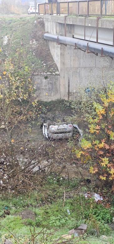 Dereye uçan otomobilde sıkışan sürücü yaralandı