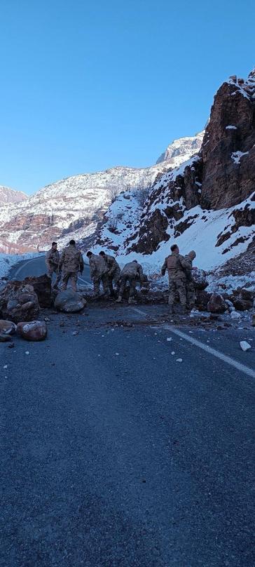 Kara yoluna düşen kaya parçaları askerler tarafından temizlendi