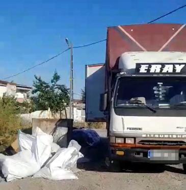 Avcılar’da atıkları boş araziye döküp yakan kamyonet şoförüne 50 bin lira ceza