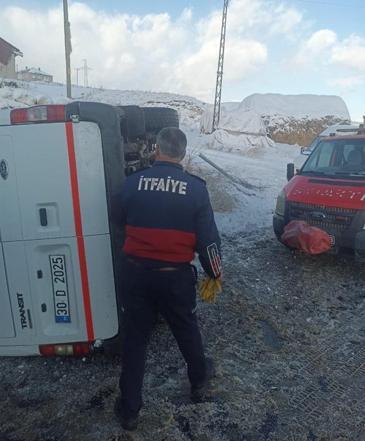 Öğretmenleri taşıyan minibüs devrildi; 12 yaralı