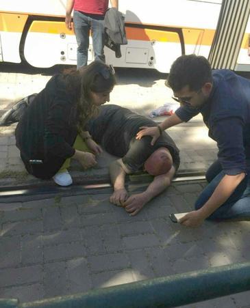 Eskişehirde, tramvayın çarptığı polis memuru ağır yaralandı