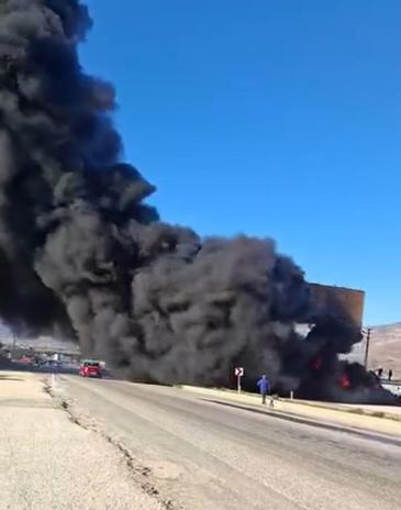 Oto lastikçide çıkan yangın nedeniyle kara yolunda ulaşım aksadı