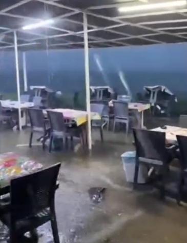 İzmirde sağanak etkili oldu