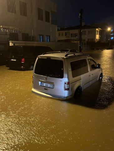 Osmaniye’de sağanak ve fırtına; ekipler mahsur kalanları sırtında taşıdı