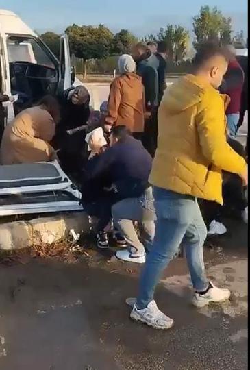 İşçi servis minibüsleri çarpıştı: 10 yaralı