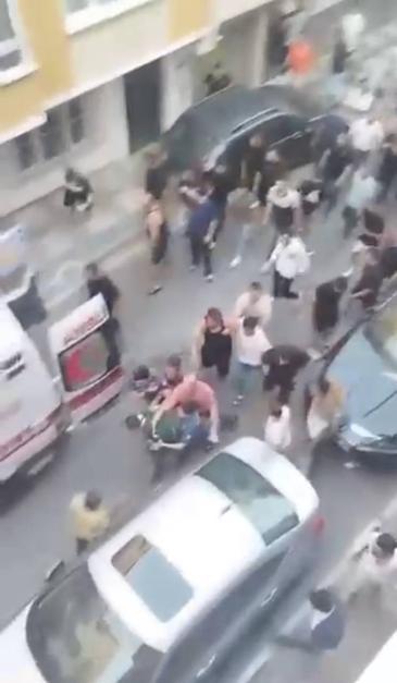 Bağcılar’da sokak ortasında kadın bıçaklayan şüpheliye linç girişimi; polis güçlükle gözaltına aldı