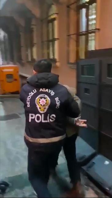 Beyoğlunda çarptığı taksinin şoförünü vurmak için sokak sokak aradı; havaya ateş açan şüpheli tutuklandı