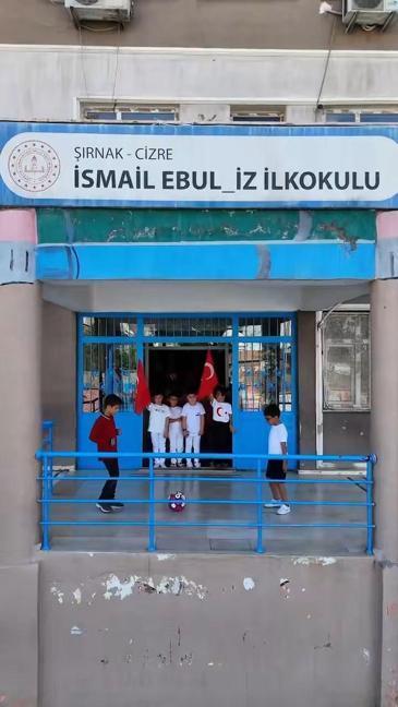 Şırnaktan Milli Takıma Ay-Yıldızlı koreografili destek
