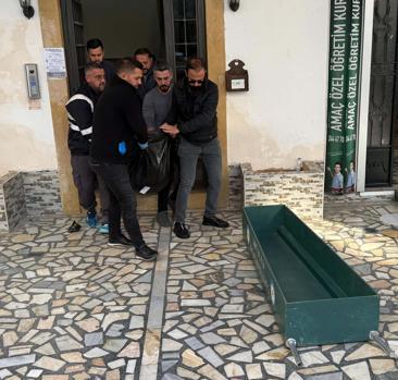 Hastaneye gitmek için sözleştiği kızı tarafından evinde ölü bulundu
