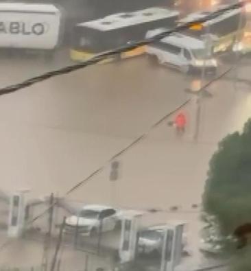 İstanbulda sağanak etkili oluyor; yollar göle döndü