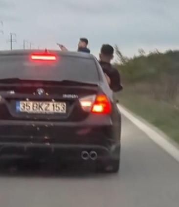 Düğün konvoyunda otomobillerden havaya ateş açtılar