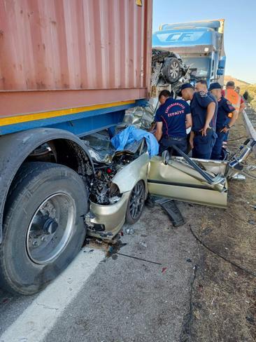 Otomobiller TIR’lar arasında kaldı: 3 ölü, 1 yaralı