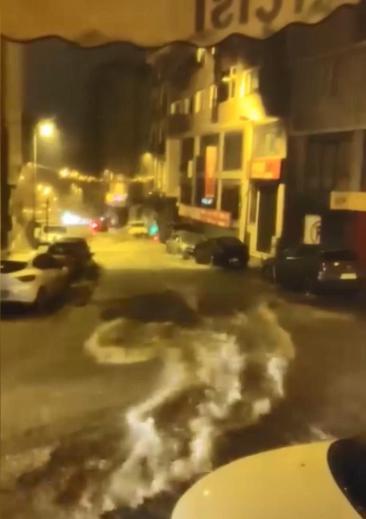 İstanbulda cadde ve sokaklar göle döndü