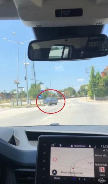 Ayaklarını camdan çıkarıp, içki içen ‘ehliyetsiz’ sürücünün polisten kaçtığı anlar kamerada