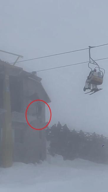 Uludağda telesiyejden sarkan tatilci kamerada