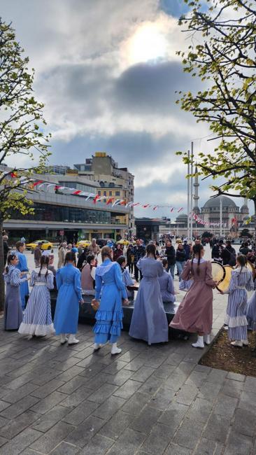Tataristanlı çocuklardan Taksim’de 23 Nisan gösterisi