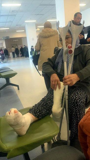 Avcılarda otomobil karşıdan karşıya geçmek isteyen kadının ayağını ezdi