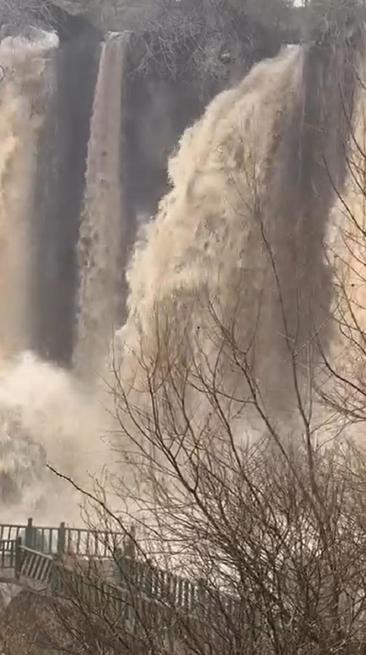 Sel suları nedeniyle Sızır Şelalesi, çamur renginde akmaya başladı